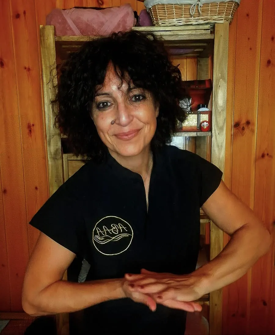 Ana, quiromasajista de Abaa, con su casaca negra